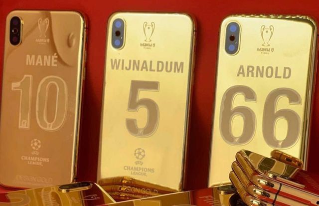 Vô địch cúp C1, cầu thủ Liverpool được thưởng nóng iPhone XS mạ vàng 24K-1