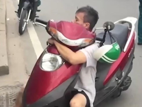 Người đàn ông nghi 'ngáo đá', ôm chặt xe máy lắc lư trên xa lộ