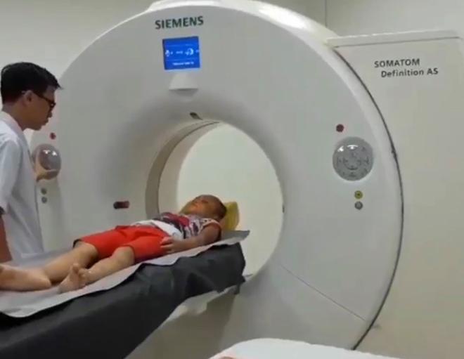 Dư luận phẫn nộ, truy tìm hai phụ nữ hành hạ con riêng đến đa chấn thương-3