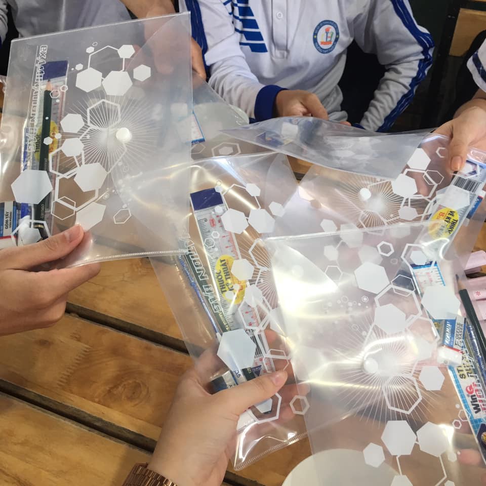 Tâm lý như thầy giáo trường người ta: Trước khi trò đi thi mua tặng bộ đồ dùng học tập trang bị tận tay!-1