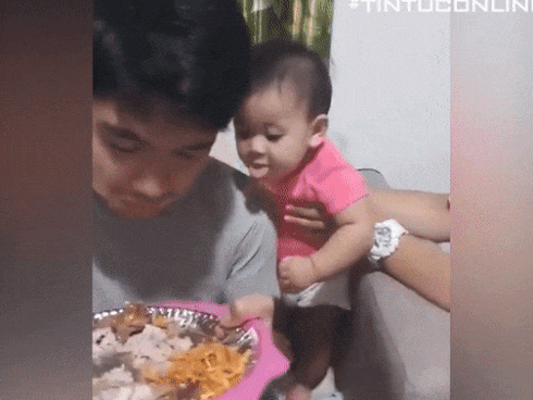 Khoảnh khắc em bé hau háu nhìn, há miệng xin ăn cùng bố 'đốn tim' cư dân mạng