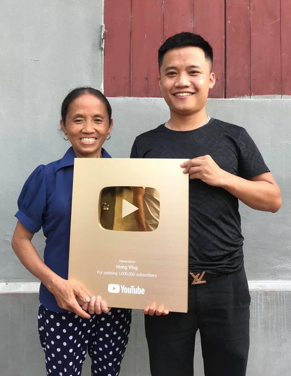 Thấy bà Tân Vlog cười rạng rỡ bên MC Trấn Thành, dân mạng hài hước thốt lên: Các cháu ơi, bà chuẩn bị vào showbiz rồi đây!-1
