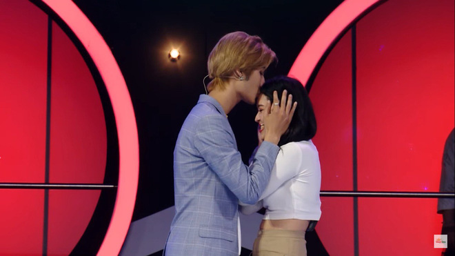 Khán giả sốc trước màn hôn đủ 3 bộ phận của nam ca sĩ Việt với bạn gái lớn tuổi hơn trên truyền hình-4