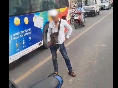 Thanh niên dùng xe máy chặn đầu xe buýt giữa cầu Chương Dương, cầm hung khí định