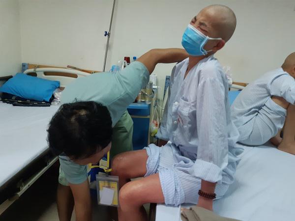 Mẹ ung thư người đỏ như tôm luộc, chỉ ước có đủ 1,4 triệu đồng để con không thất học-3