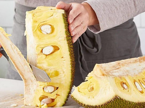 Cô gái thái mít cho trâu bò ăn gây bão mạng xã hội, nguyên nhân khiến nhiều người bất ngờ-1