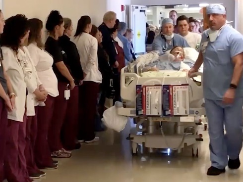 Vợ chết lặng trước khoảnh khắc cuối cùng của chồng trước khi chết-4