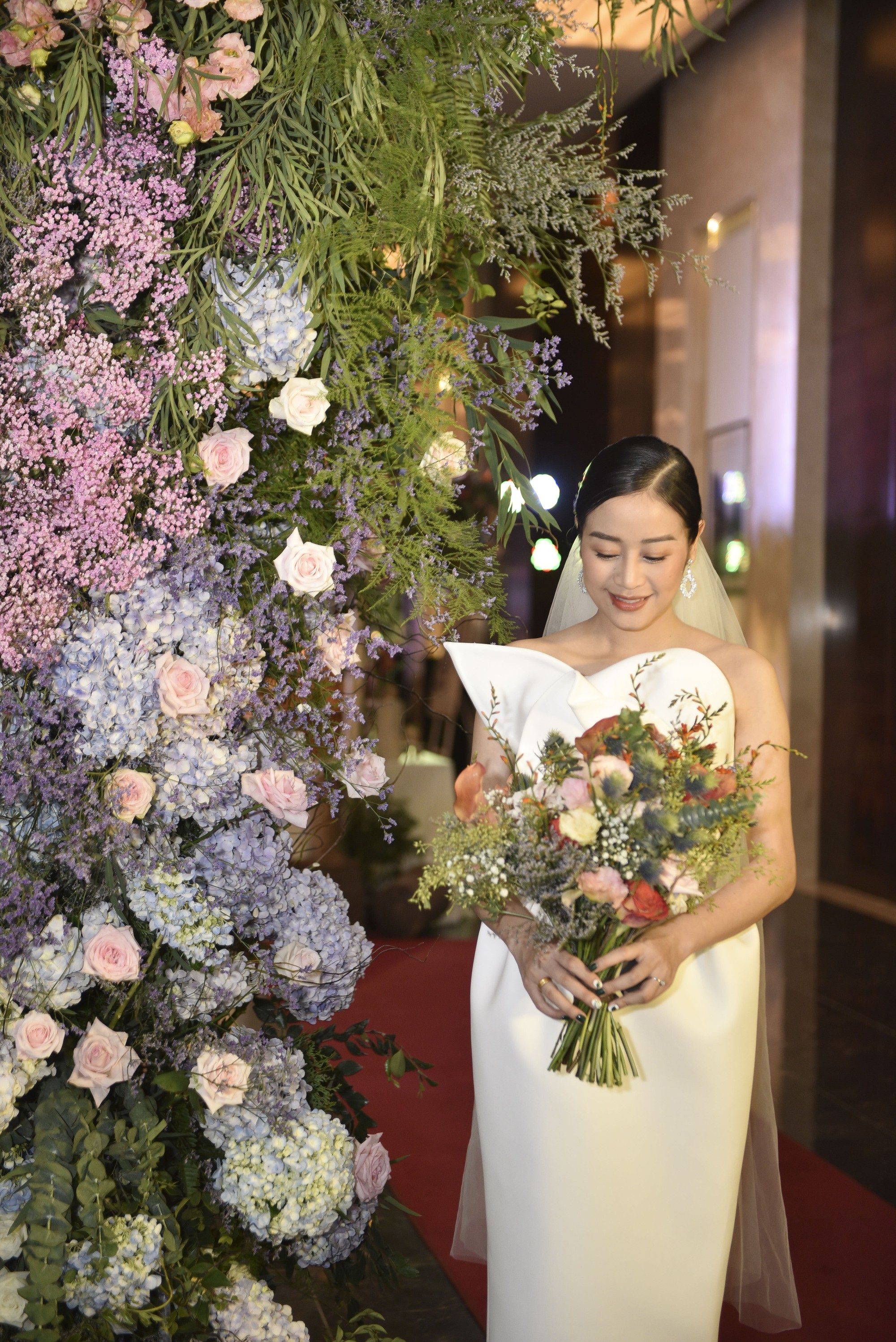 Cô dâu Phí Linh nắm chặt tay bố bước vào lễ đường, xúc động trong khoảnh khắc trao nhẫn cùng chú rể Hoàng Linh-5