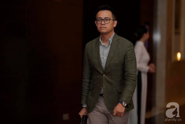 Cô dâu Phí Linh nắm chặt tay bố bước vào lễ đường, xúc động trong khoảnh khắc trao nhẫn cùng chú rể Hoàng Linh-8