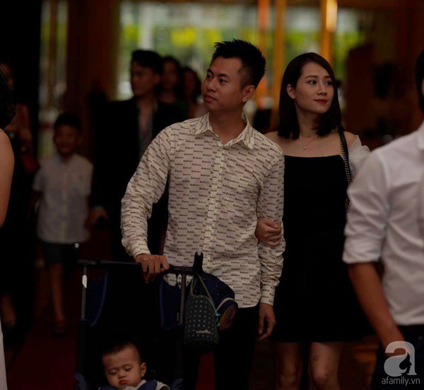 Cô dâu Phí Linh nắm chặt tay bố bước vào lễ đường, xúc động trong khoảnh khắc trao nhẫn cùng chú rể Hoàng Linh-12