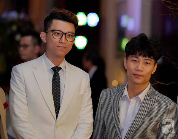 Cô dâu Phí Linh nắm chặt tay bố bước vào lễ đường, xúc động trong khoảnh khắc trao nhẫn cùng chú rể Hoàng Linh-13