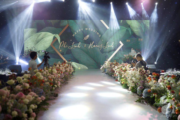 Cô dâu Phí Linh nắm chặt tay bố bước vào lễ đường, xúc động trong khoảnh khắc trao nhẫn cùng chú rể Hoàng Linh-17