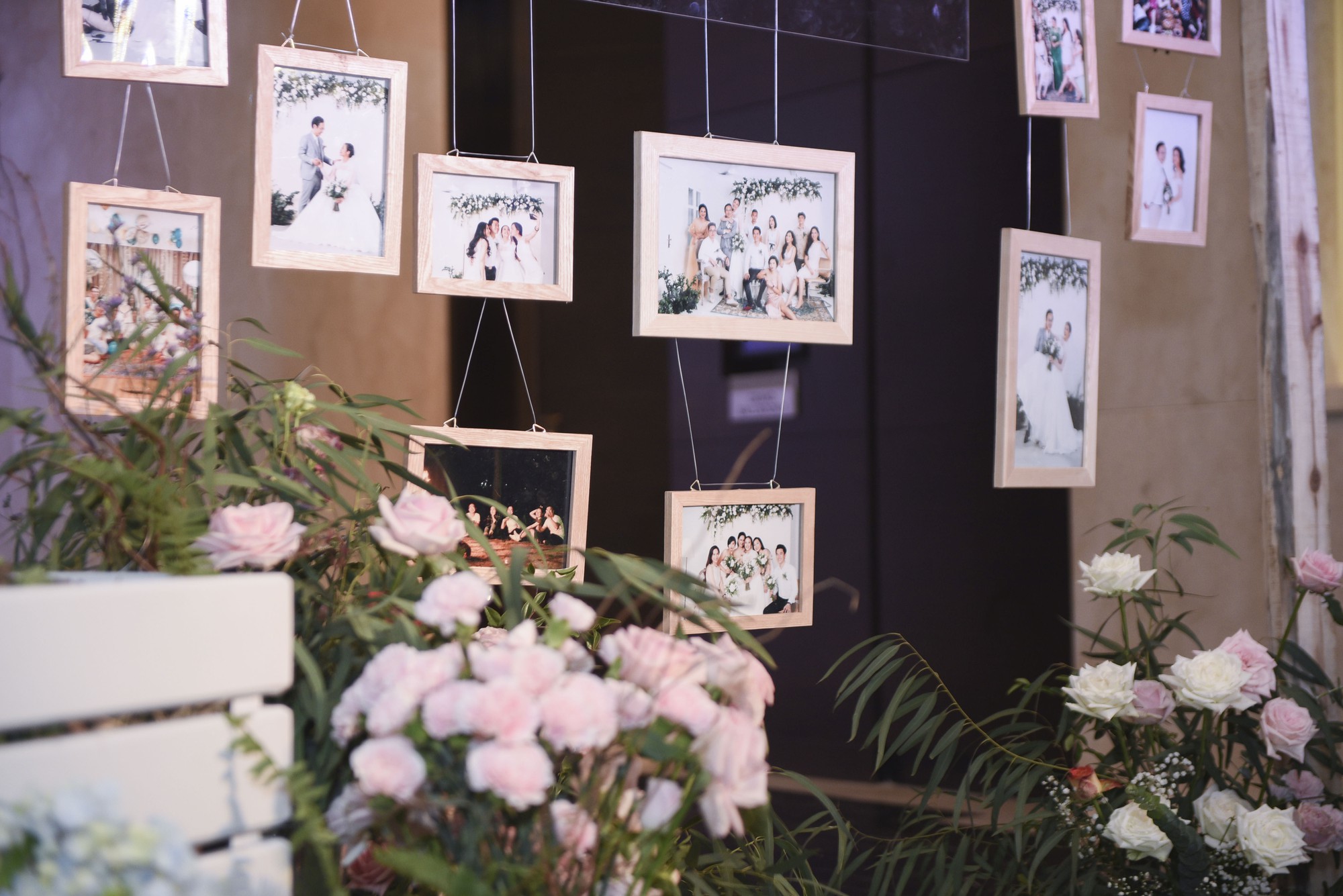 Cô dâu Phí Linh nắm chặt tay bố bước vào lễ đường, xúc động trong khoảnh khắc trao nhẫn cùng chú rể Hoàng Linh-19