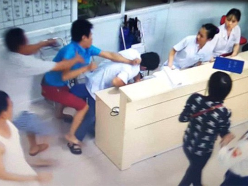 2 giáo viên đi tiếp thị tranh thủ lúc nghỉ hè, bị dân lao vào đánh vì hiểu nhầm bắt cóc trẻ em-2