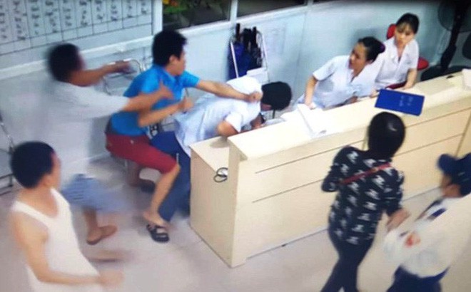 Nam thanh niên tát, đá ngã 2 nữ điều dưỡng khi đưa bạn đi cấp cứu-1