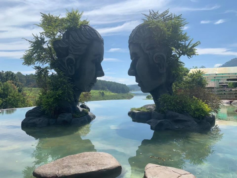 Tranh nhau vị trí chụp ảnh ở Đà Lạt, 2 phụ nữ lao vào ẩu đả ngay giữa hồ nước-2