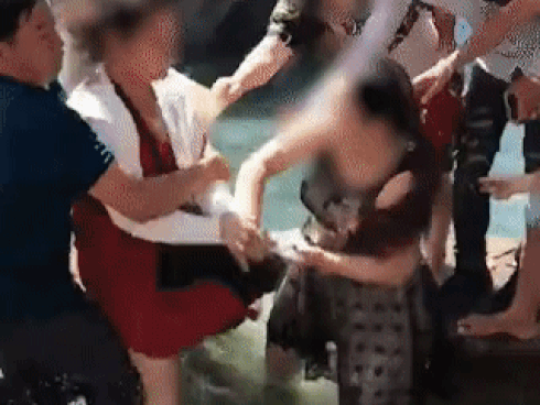 Cư dân mạng lại phẫn nộ trước cảnh cô gái cởi quần phóng uế” ở hồ Vô Cực-4