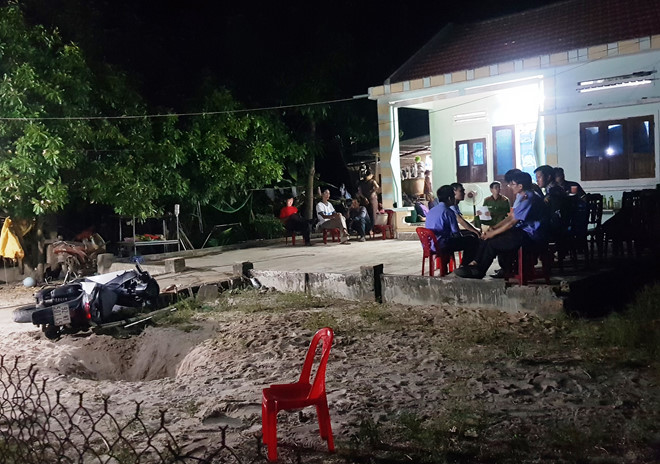 Côn đồ kéo đến nhà truy sát trong đêm, cha chết, 2 con nguy kịch-1