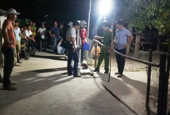 Côn đồ kéo đến nhà truy sát trong đêm, cha chết, 2 con nguy kịch-2