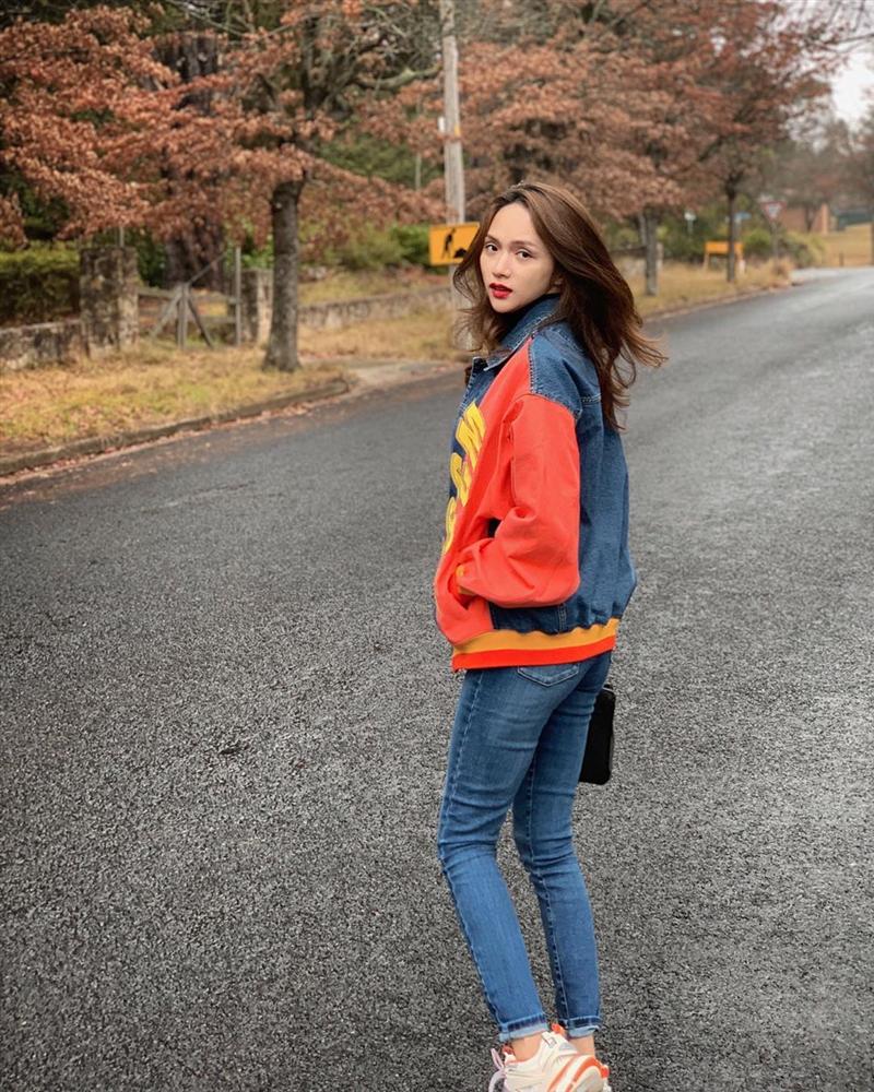 Khoe street style, Chi Pu pose dáng dạng rộng chẳng kém Hà Hồ - Ngọc Trinh đốt mắt chỉ bằng 1 chiếc áo croptop-2