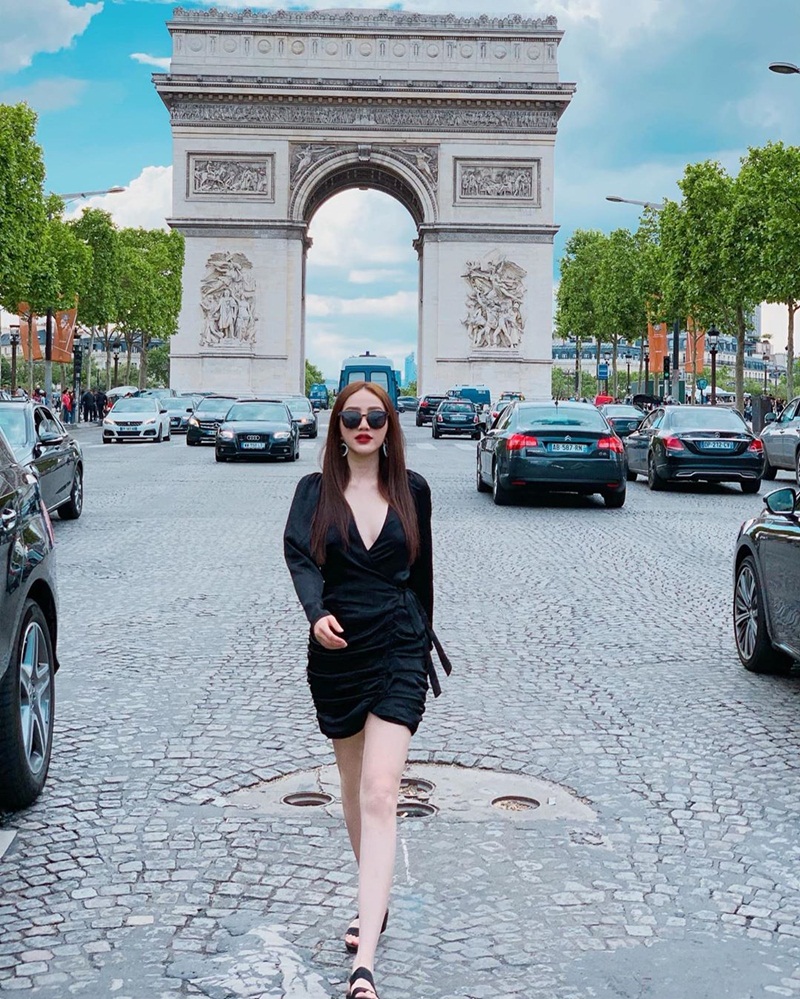 Khoe street style, Chi Pu pose dáng dạng rộng chẳng kém Hà Hồ - Ngọc Trinh đốt mắt chỉ bằng 1 chiếc áo croptop-4