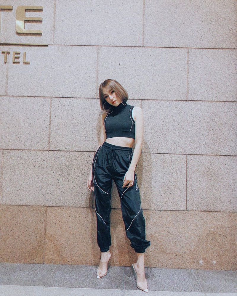 Khoe street style, Chi Pu pose dáng dạng rộng chẳng kém Hà Hồ - Ngọc Trinh đốt mắt chỉ bằng 1 chiếc áo croptop-5