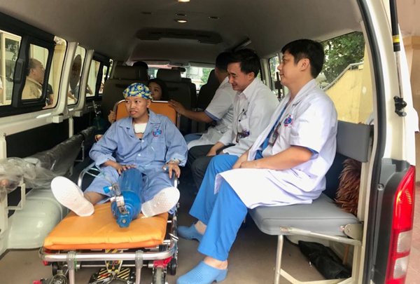 Giây phút oà khóc khi mẹ con bé Bình An gặp nhau-1