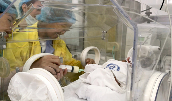 Giây phút oà khóc khi mẹ con bé Bình An gặp nhau-3