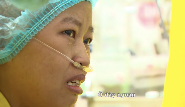 Giây phút oà khóc khi mẹ con bé Bình An gặp nhau-5