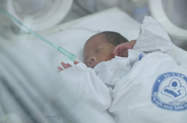 Giây phút oà khóc khi mẹ con bé Bình An gặp nhau-6