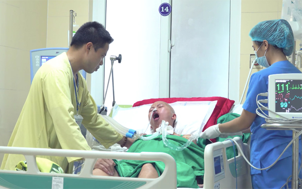 Giây phút oà khóc khi mẹ con bé Bình An gặp nhau-8