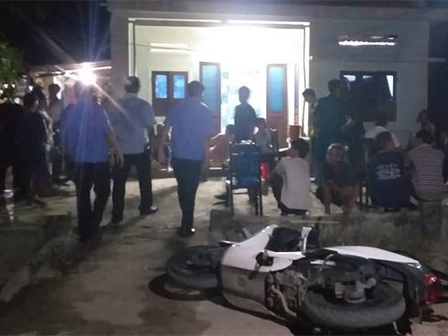 Cảnh sát khám nghiệm hiện trường vụ cha tử vong, 2 con trai nguy kịch