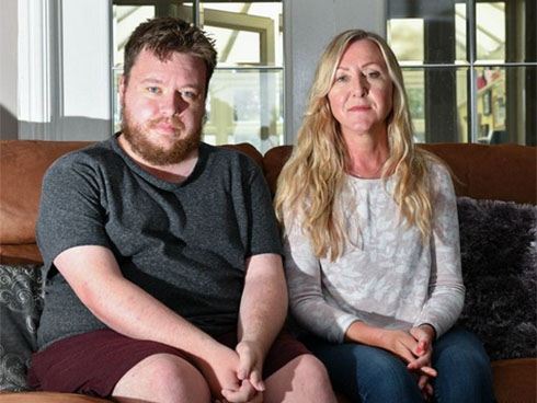 Thấy con trai 19 tuổi thủ sẵn bao cao su trong ví, bà mẹ tức giận mang ngay dao thớt ra làm một việc khiến nhiều người phải phì cười-3