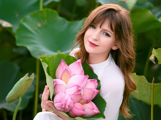 Ba người đẹp Đông Âu gây sốt khi chụp ảnh với sen-1