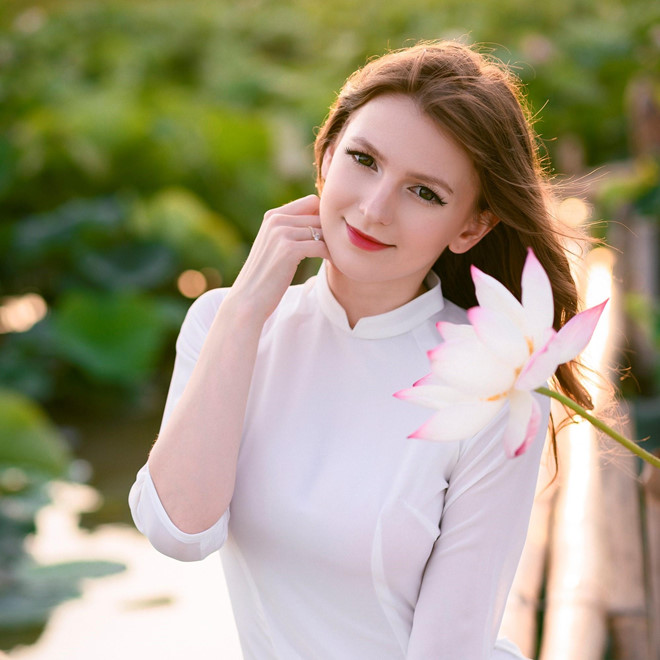 Ba người đẹp Đông Âu gây sốt khi chụp ảnh với sen-3