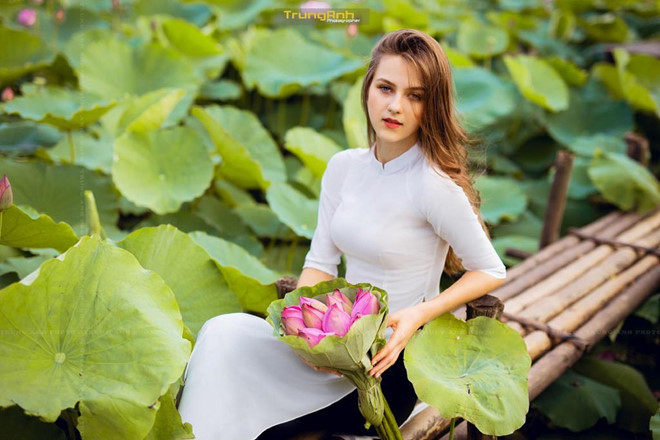 Ba người đẹp Đông Âu gây sốt khi chụp ảnh với sen-6