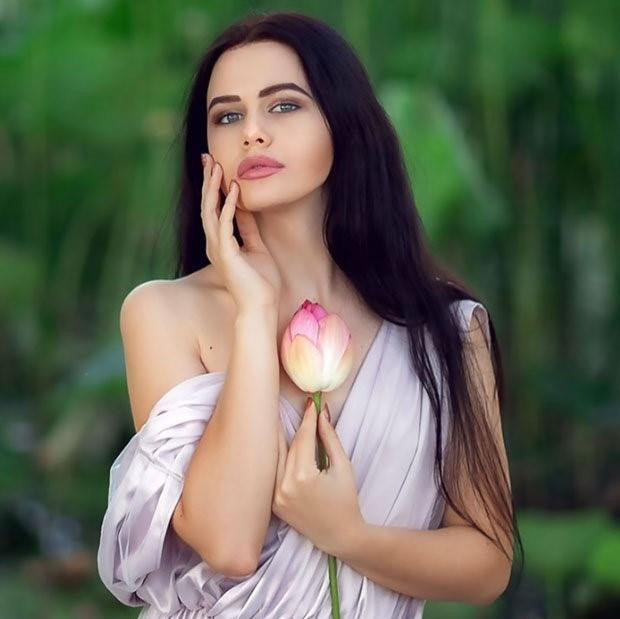 Ba người đẹp Đông Âu gây sốt khi chụp ảnh với sen-11