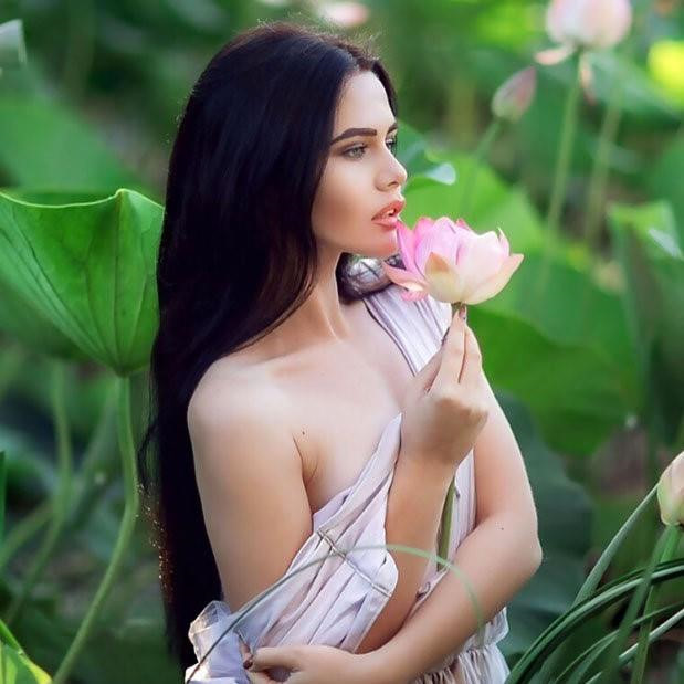 Ba người đẹp Đông Âu gây sốt khi chụp ảnh với sen-12