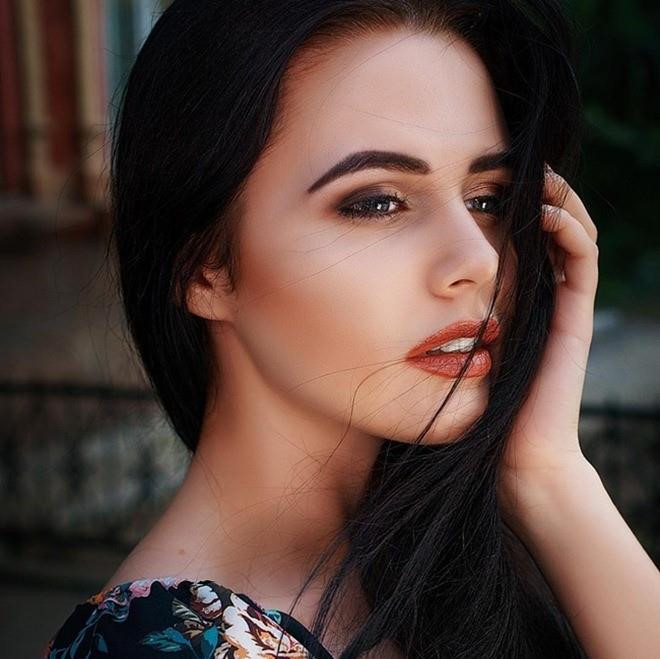 Ba người đẹp Đông Âu gây sốt khi chụp ảnh với sen-13