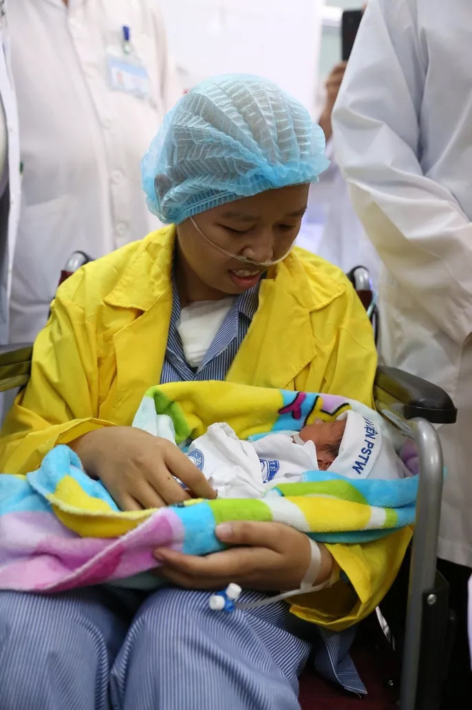 Giây phút oà khóc khi mẹ con bé Bình An gặp nhau-4