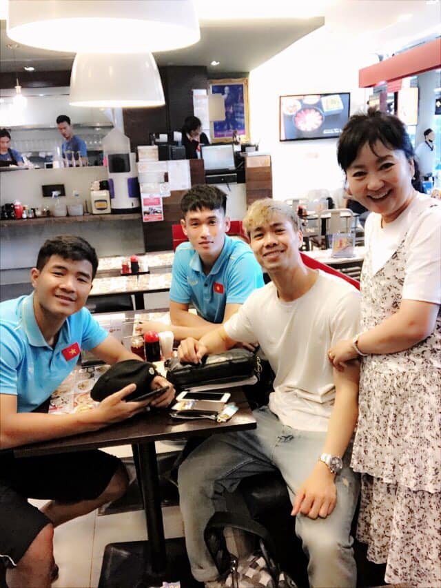 Vợ HLV Park Hang Seo chụp ảnh tươi tắn cùng Công Phượng, Đức Chinh-1