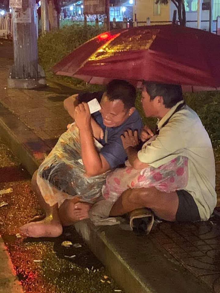 Xúc động cảnh 2 người đàn ông khiếm thị, nương nhau dưới cơn mưa đêm ở Sài Gòn để bán từng tấm vé số mưu sinh-1