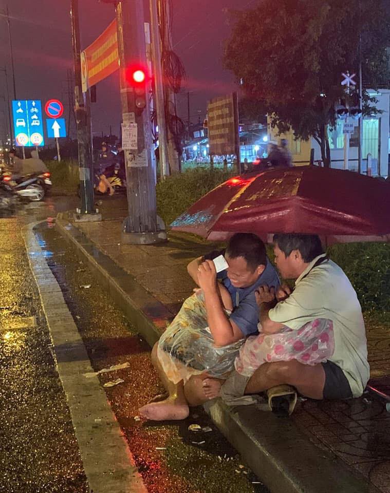 Xúc động cảnh 2 người đàn ông khiếm thị, nương nhau dưới cơn mưa đêm ở Sài Gòn để bán từng tấm vé số mưu sinh-2