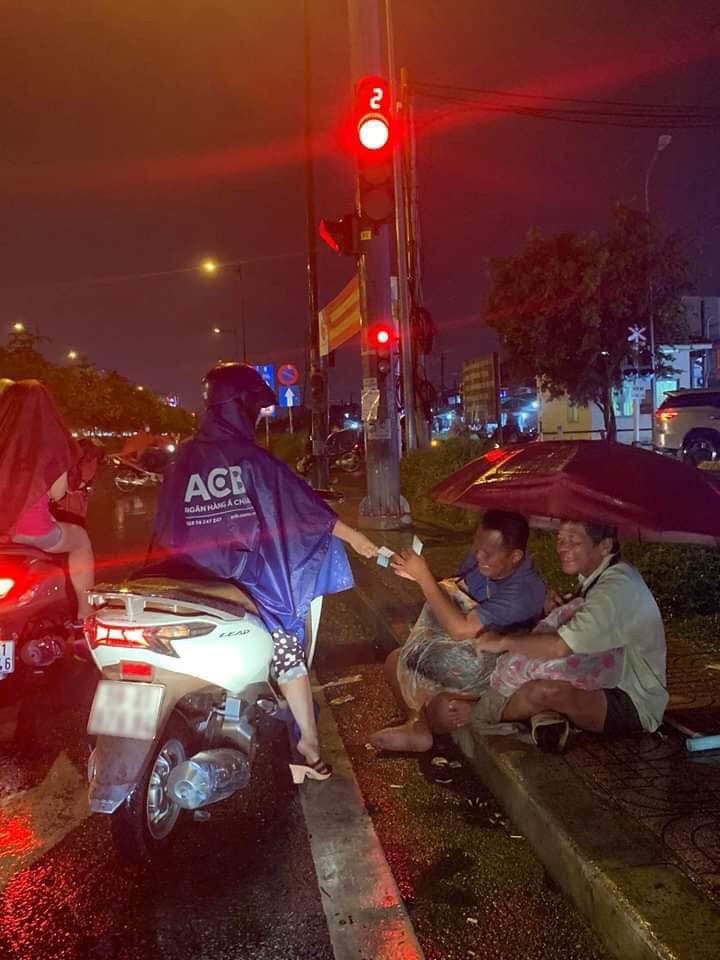 Xúc động cảnh 2 người đàn ông khiếm thị, nương nhau dưới cơn mưa đêm ở Sài Gòn để bán từng tấm vé số mưu sinh-3