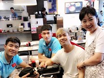 Vợ HLV Park Hang Seo chụp ảnh tươi tắn cùng Công Phượng, Đức Chinh Vợ HLV Park Hang Seo chụp ảnh tươi tắn cùng Công Phượng, Đức Chinh