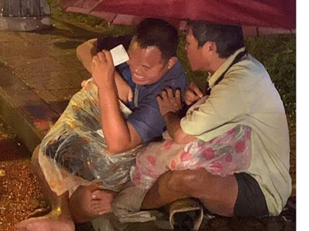 Xúc động cảnh 2 người đàn ông khiếm thị, nương nhau dưới cơn mưa đêm ở Sài Gòn để bán từng tấm vé số mưu sinh