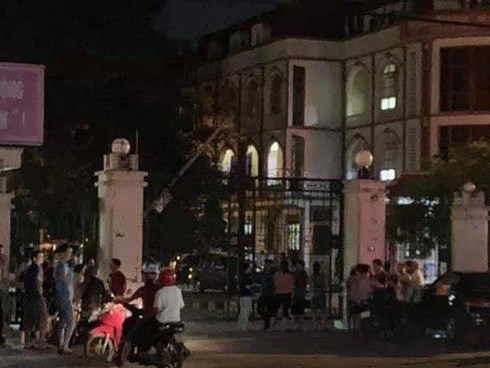 Cán bộ phòng nội vụ tử vong trong phòng làm việc với nhiều vết thương
