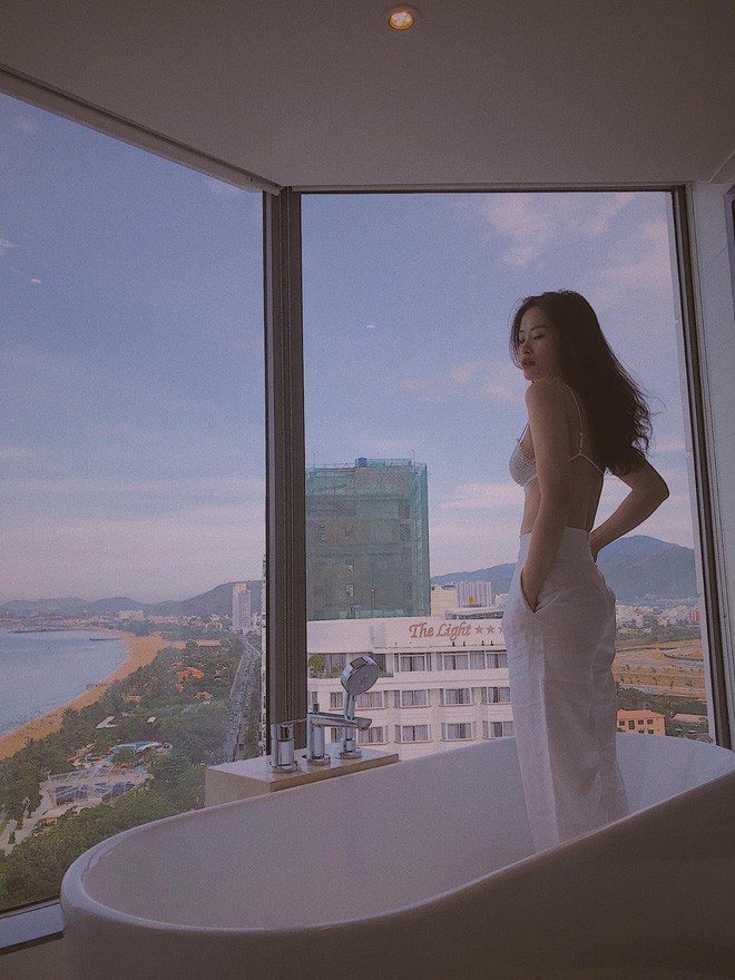 Đông Nhi thử mặc sexy nhiều rồi nhưng tới lần này mới thật sự chất lượng!-9