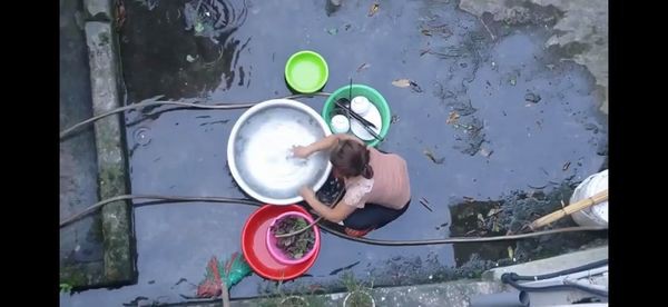 Ăn mừng kênh Youtube đạt 20k sub, con trai đổ nguyên thau trứng lên đầu mẹ rồi quay clip khoe chiến tích khiến nhiều người phẫn nộ-1