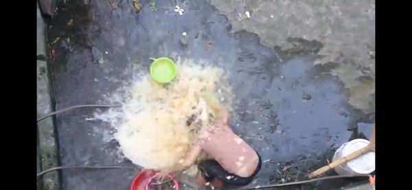 Ăn mừng kênh Youtube đạt 20k sub, con trai đổ nguyên thau trứng lên đầu mẹ rồi quay clip khoe chiến tích khiến nhiều người phẫn nộ-3